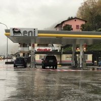 Con il casco e un coltello assaltano un distributore