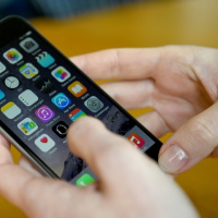 Bufera su Apple: il rallentamento degli iPhone provoca tre class action