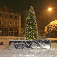 Tutto il Ticino sotto la neve, disagi sulle strade