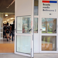 Incendio alle scuole medie, niente lezioni domani mattina