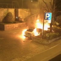 Automobile in fiamme in un parcheggio