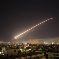 Usa, Regno Unito e Francia attaccano la Siria. «Nessuna alternativa, non è finita»