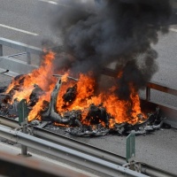 Bruciato in auto: le fiamme forse causate dalle batterie