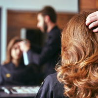 Parrucchiere accusato di molestie: salone chiuso per ferie