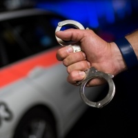 Prima la soffoca, e poi le taglia i polsi per inscenare il suicidio