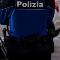 Promozione per l'agente che inneggiò al nazismo: «Un danno alla credibilità delle istituzioni»