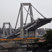 Ponte crollato: ci sarebbero almeno 22 vittime. Anche un bambino