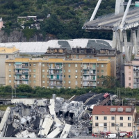 Viadotto crollato, almeno 35 morti: «Voci da sotto le macerie»