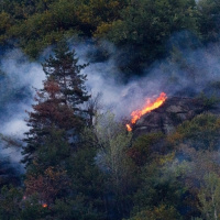Incendio nei boschi, due persone recuperate dalla Rega