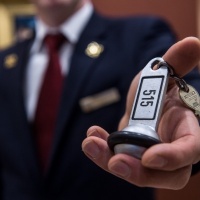 Voli e hotel di lusso: è caccia al consulente "scroccone"