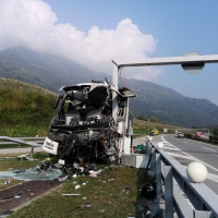 Pullman contro il pilone: «I feriti sono 14. Tre sono gravi»