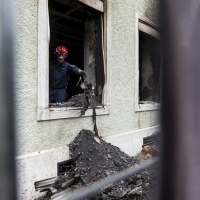 «Il denso fumo» nella palazzina dei richiedenti asilo