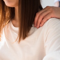 Abusò di tre ragazze, funzionario DSS alla sbarra