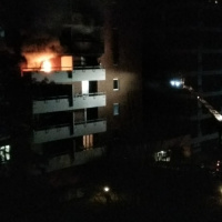 Fiamme in via Beltramina, soccorsi gli inquilini bloccati dal fumo