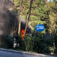 Bungalow nel bosco distrutto dalle fiamme: «Scoppiavano i vetri»