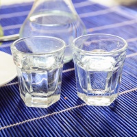 Fino a 9 franchi e 50 per la bottiglia: l’acqua è come l’oro