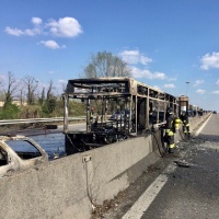 Il conducente dà fuoco al suo autobus