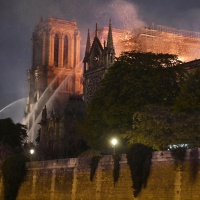 Notre-Dame brucia, ma la sua struttura «è salva»