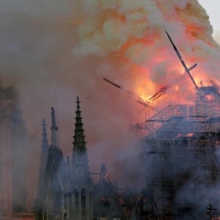 Notre-Dame in fiamme, crollata la guglia della cattedrale