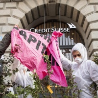 Clima: attivisti bloccano gli ingressi di Credit Suisse e UBS