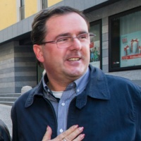 Comi nel mirino: «Il Municipio lo sospenda»
