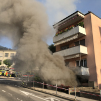 Fiamme nelle cantine di un palazzo, il fumo invade lo stabile