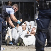 La polizia libera l'ingresso di Credit Suisse, fermati 64 attivisti