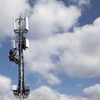 Swisscom gli offre 100.000 franchi per tenersi l'antenna 5G in giardino