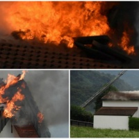 In fiamme il tetto di una casa