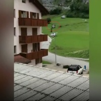 Masso da 100 tonnellate sfiora un parco giochi