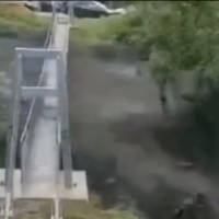 Spazzati via dal torrente, ancora dispersi l'adulto e la bimba