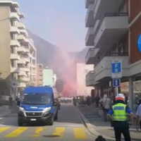 Fumogeni e insulti sotto lo stabile della Lega e contro la Polizia
