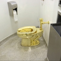 Rubato il "water d'oro" di Maurizio Cattelan