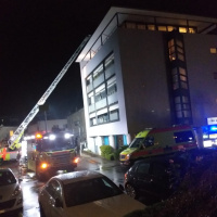 Fiamme in una palazzina, intervengono i pompieri