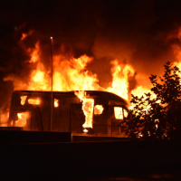 Fiamme in un deposito di camper: esplose bombole di gas
