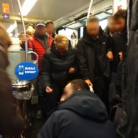 Treno stracolmo: donna sviene e i passeggeri la soccorrono