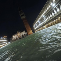 Venezia in tilt a causa della marea da record