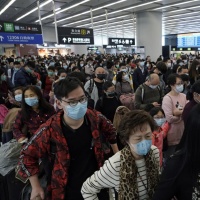 Il virus cinese verso l'Europa: quattro casi sospetti in Scozia e uno in Italia