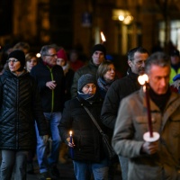 Lacrime ed emozioni: fiaccolata per Matteo