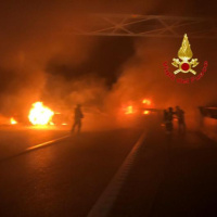Un inferno di fuoco per assaltare un portavalori sull'Autostrada del Sole