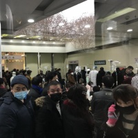 Migliaia di persone in coda negli ospedali: a Wuhan si sfiora il panico