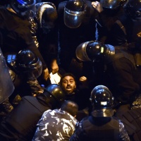 Seconda notte di scontri tra manifestanti e polizia
