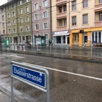 Violentata davanti alla porta di casa