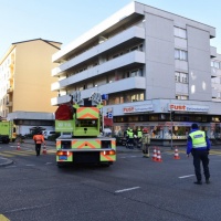 Fiamme in un palazzo, chiusa via Zurigo