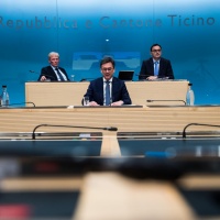 Chiusi tutti i ristoranti, bar e negozi. Rimangono aperti alimentari e farmacie