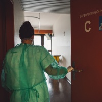 Medici e infermieri non vanno in vacanza e lavorano di più