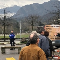 In coda a far la spesa, con la polizia