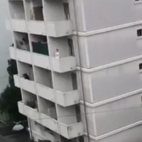 Applausi dalle finestre: «Siamo più forti del virus»