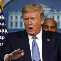 Trump parla di «virus cinese» e Pechino insorge