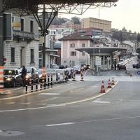 In colonna di là, senza traffico di qua